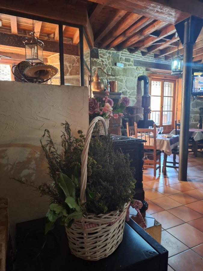 Hostal El Patio Restaurante San Bartolome de Pinares Екстер'єр фото